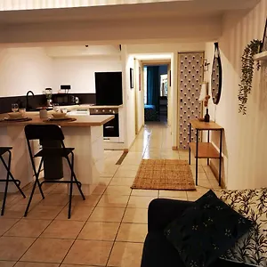 https://oasis-de-42-m2-i-cosy-i-cur-de-ville-i-lit-160x200.fr-provencehotel.com